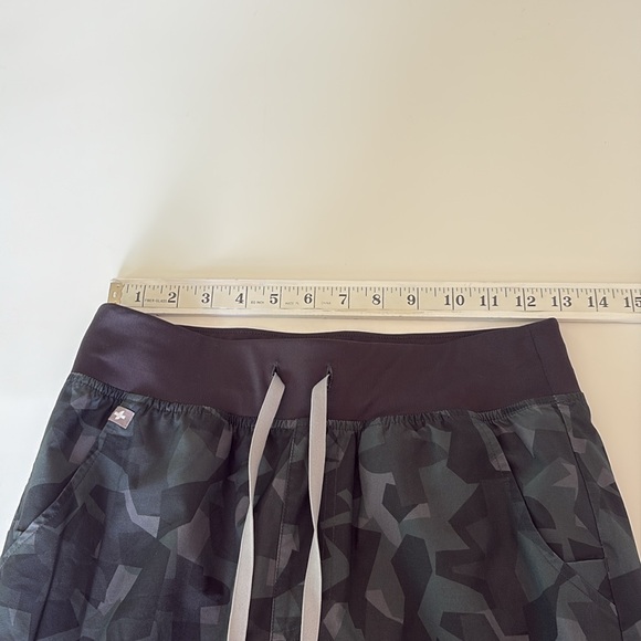 Figs Scrub Set FREEx Catarina Top and Zamora Lined Joggers in Camo Bonsai Size S - Picture 10 of 15